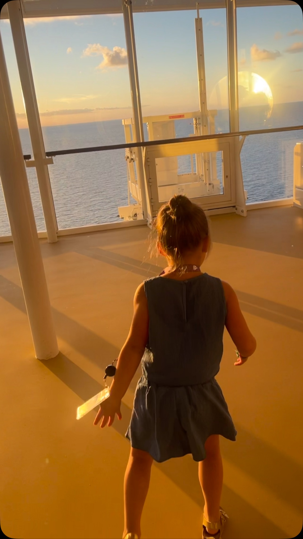 Living her best cruise ship life 🤣

#alwaysdancing #chasingsunsets #familytravel #royalcaribbean #utopiaoftheseas